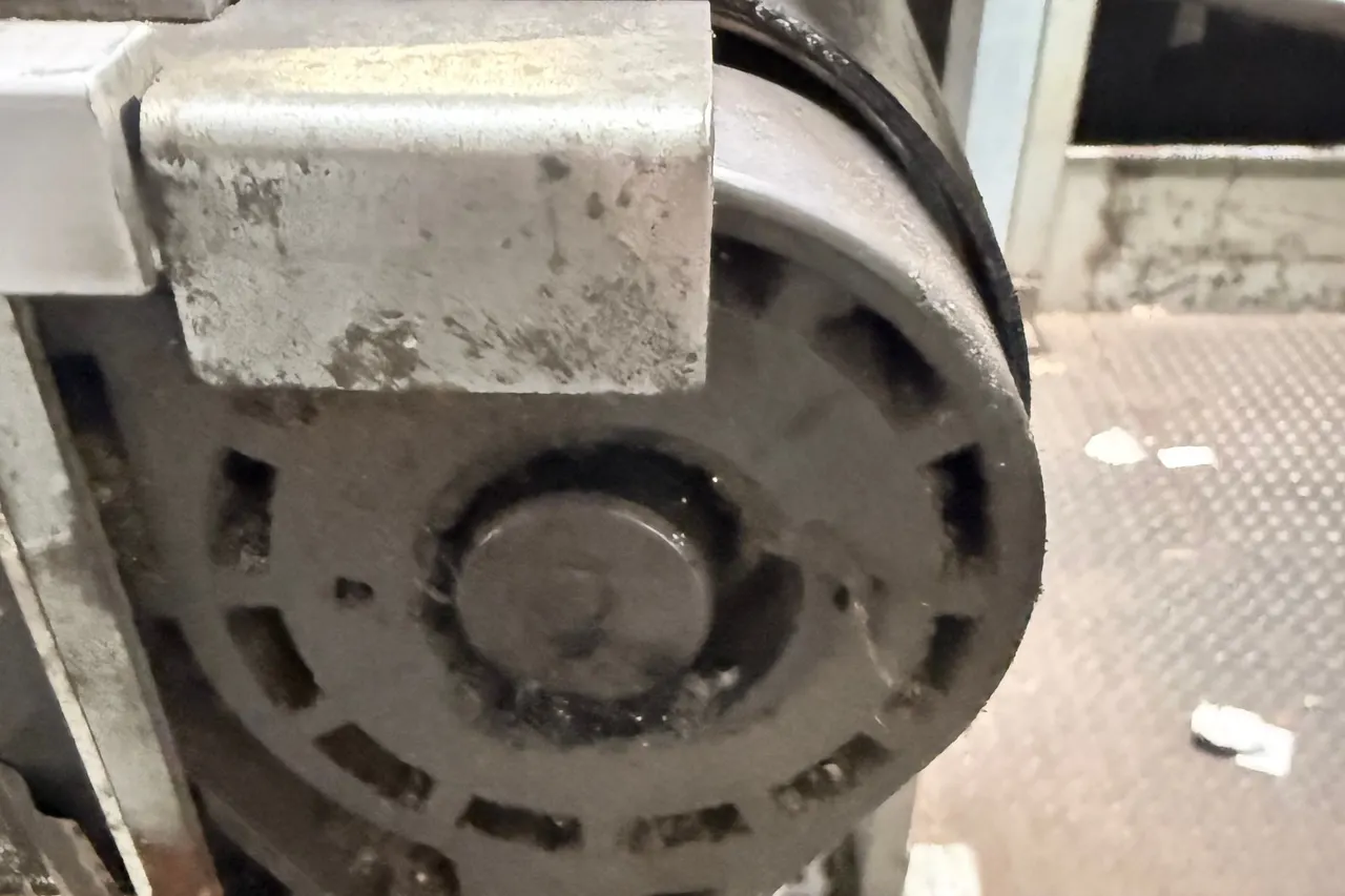Worn, debris-caked conveyor pulley found during a Conveyor Tek failure assessment